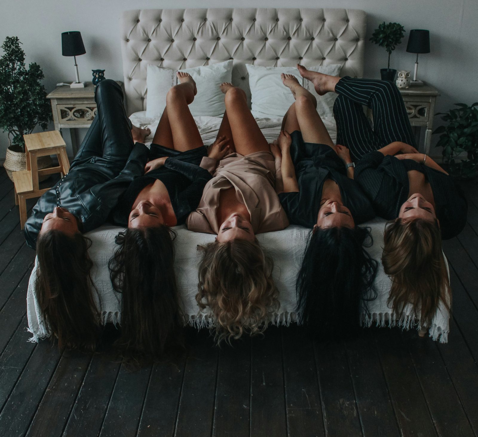 Womenonbed4263